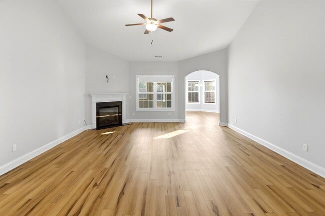 Building Photo - Spacious Living in Stateside – Comfort, Style & Convenience!