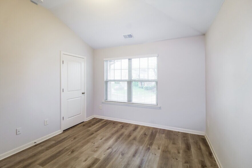 Building Photo - 221 Sableshire Way