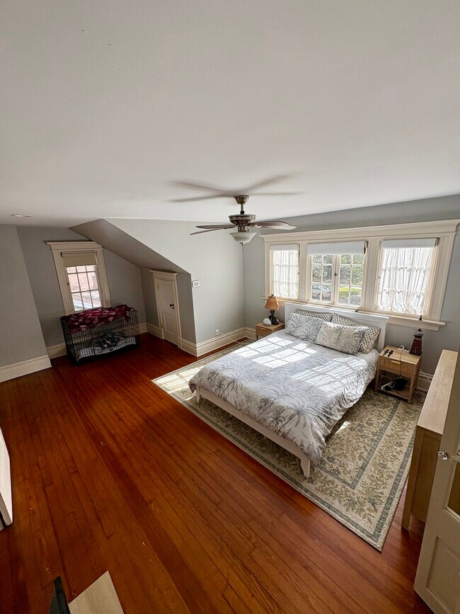 Building Photo - 2043 Dellwood Ave