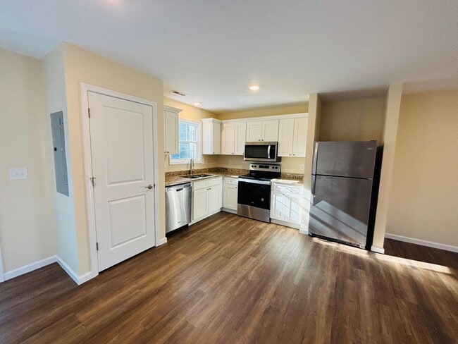 Building Photo - 3 Bedroom, 2.5 Bath Townhouse