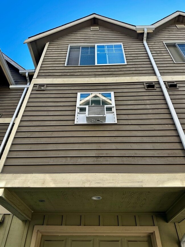 Building Photo - Modern 3BR | 2.5BA Townhome with Private T...