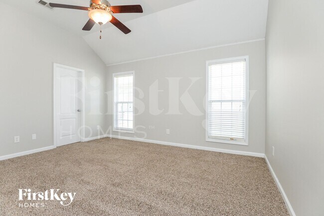 Building Photo - 2218 Village Ln