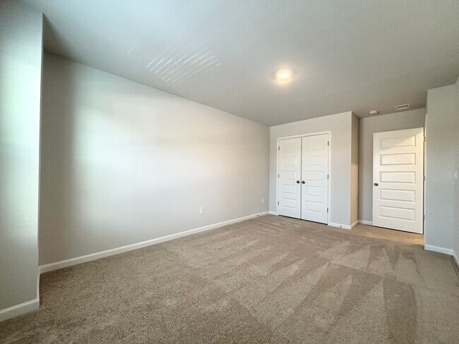 Building Photo - ABSOLUTELY BEAUTIFUL BRAND-NEW BUILD TOWNHOME