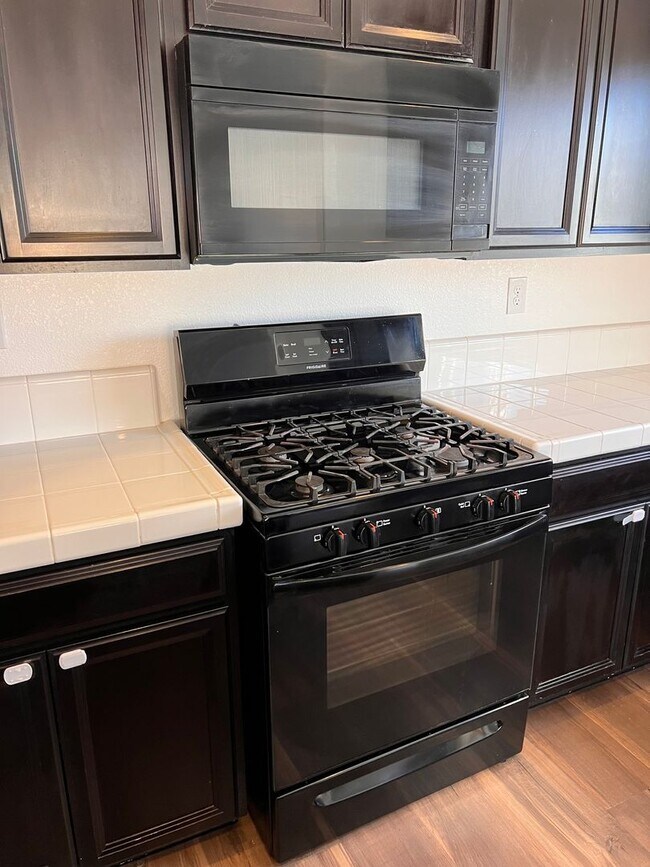 Building Photo - Luxurious 4 bedroom 3 bath family home in ...