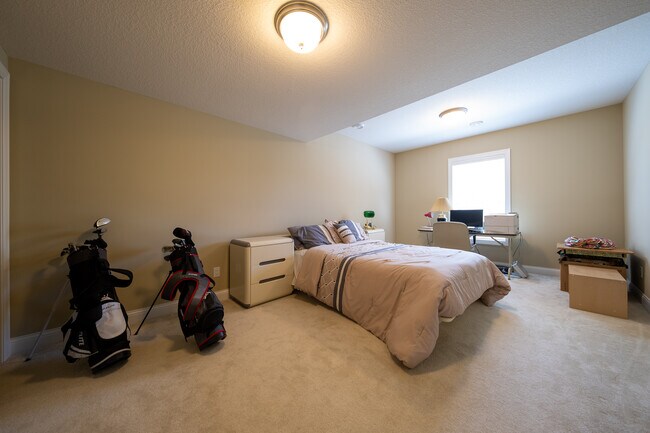 Building Photo - 727 Aster Rd