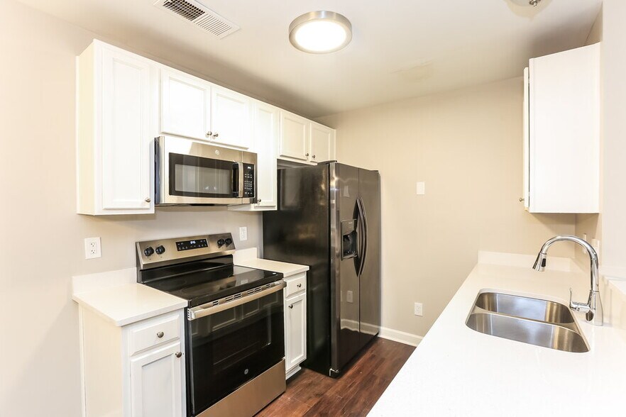 Building Photo - 4214 Broadstairs Dr SW