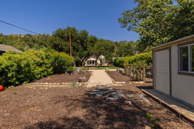 Building Photo - Private Creek Rd Paradise