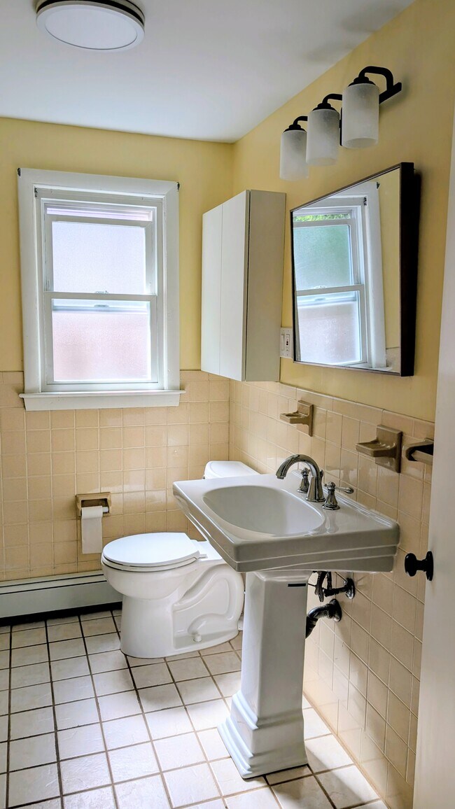 Building Photo - Hamden first floor apartment