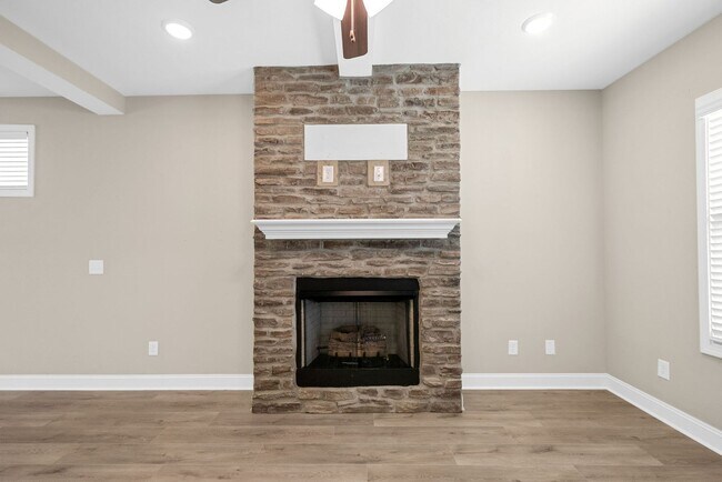 Building Photo - Luxury Meets Comfort: 5-Bed Beauty with Ch...