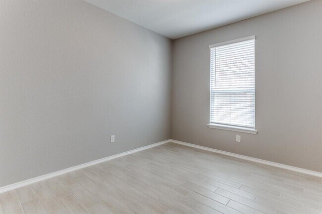 Building Photo - 1100 Desaix Dr