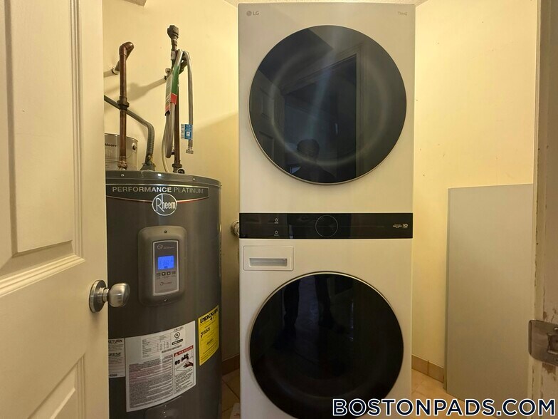 Building Photo - 147 Kelton St