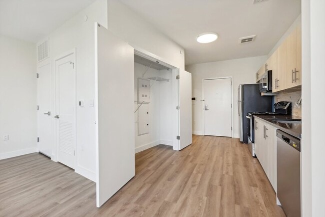 Building Photo - 49 N Day St