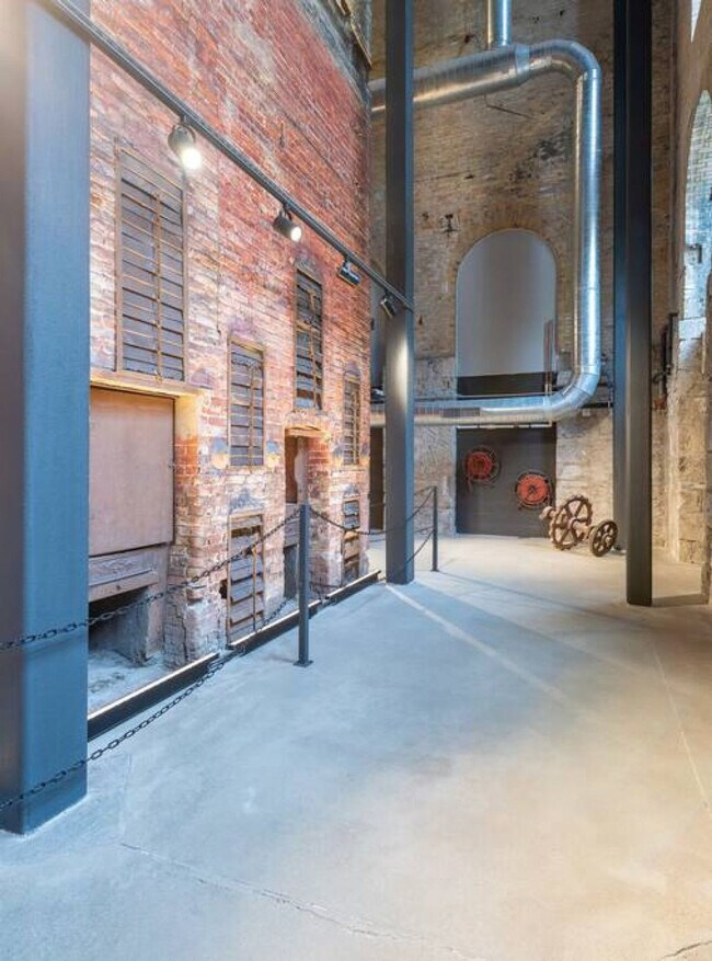 Building Photo - 1009 W Juneau Ave