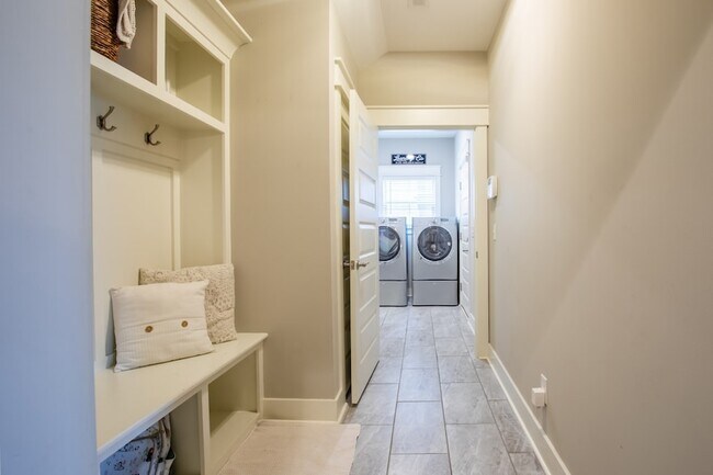 Building Photo - 5322 Honeybee Dr