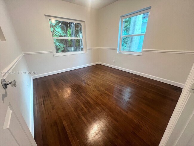 Building Photo - 1900 Tigertail Ave