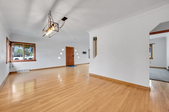 Building Photo - 3 bedroon 1.5 bath home with amazing yard ...