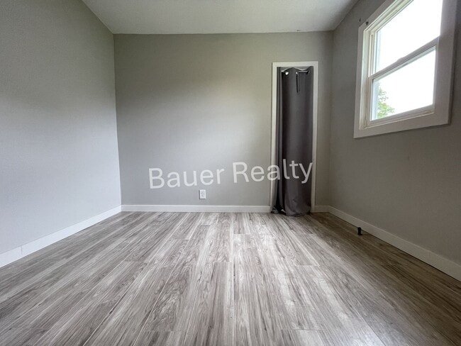 Building Photo - Two Bedroom in Crestview Local Schools
