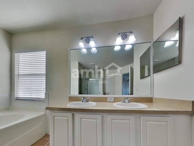Building Photo - 12723 Longcrest Dr