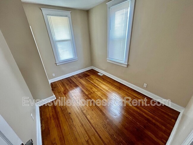 Building Photo - 1614 E Division St