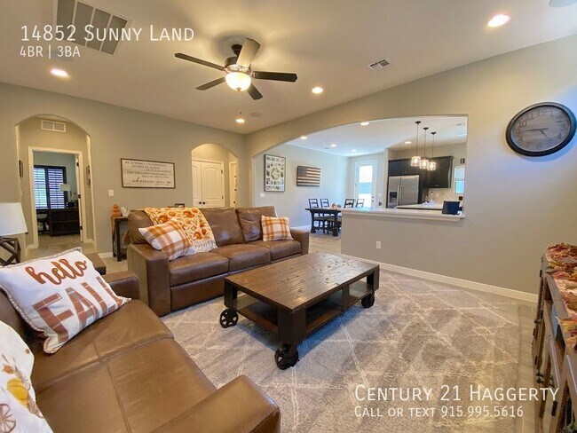 Building Photo - Gorgeous 4 Bedroom Refrig A/C Home