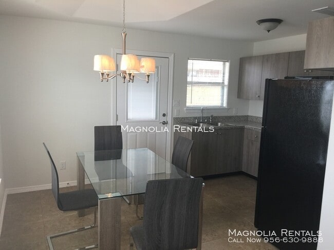 Building Photo - Tulipan Villas Apartments
