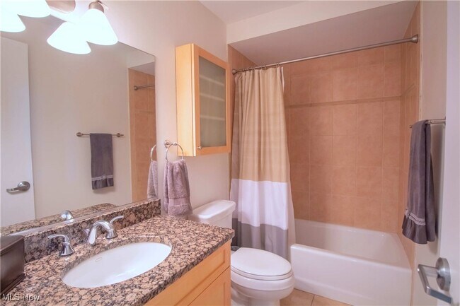 Building Photo - 701 W Lakeside Ave