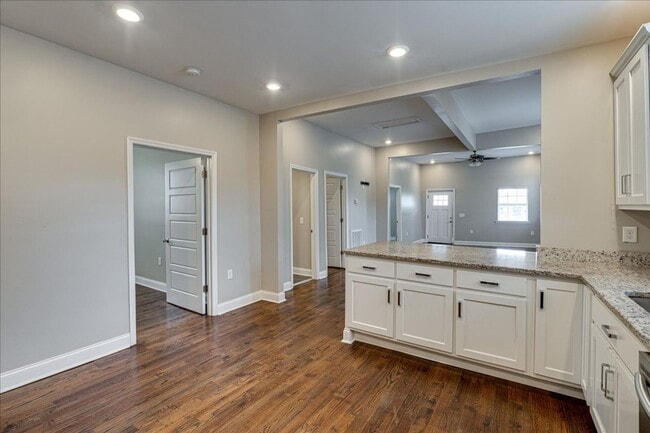 Building Photo - Charming 1920 renovated home!