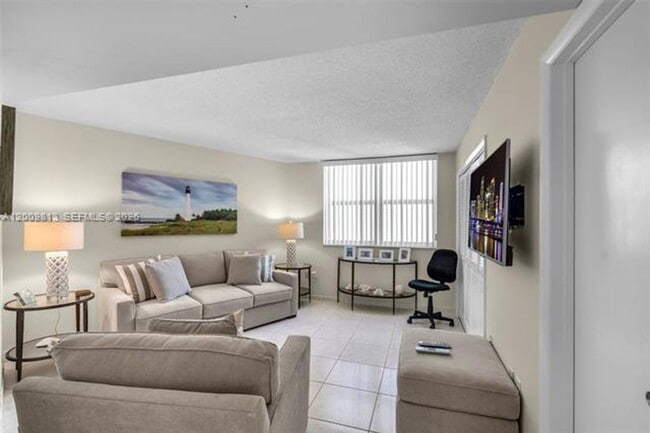 Building Photo - 600 Grapetree Dr
