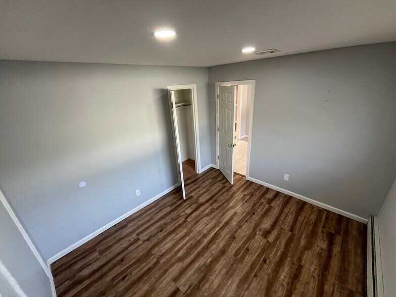 Building Photo - 33 Country Greens Dr