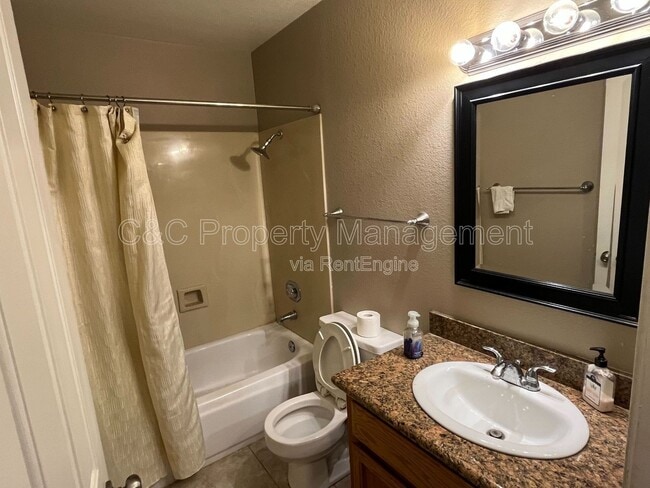 Building Photo - 1050 Colonial Ct