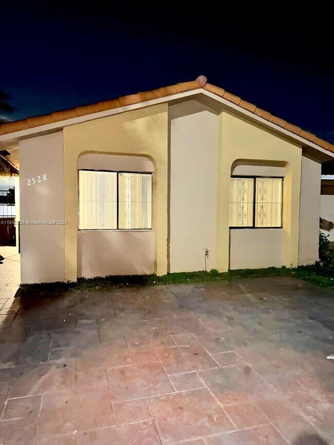 Primary Photo - 2528 W 65th St