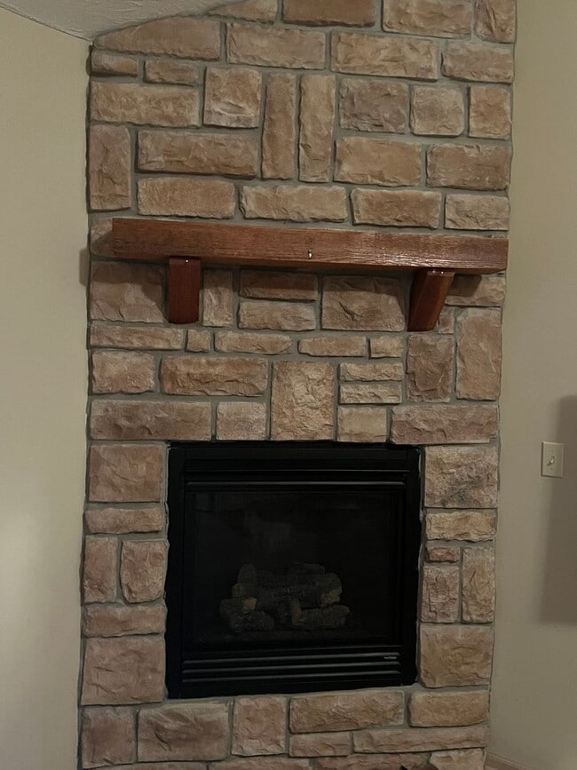 Building Photo - 2 bedroom/2 bath townhouse with 2 car garage