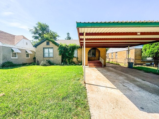 Building Photo - 3 Bed / 1 Bath - LARGE Workshop!
