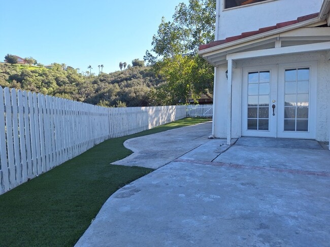 Building Photo - 954 Surrey Dr