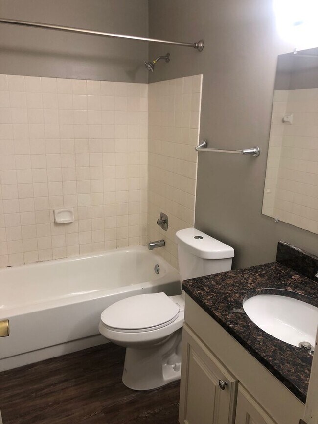 Building Photo - Main Floor Condo Available September 1, Up...