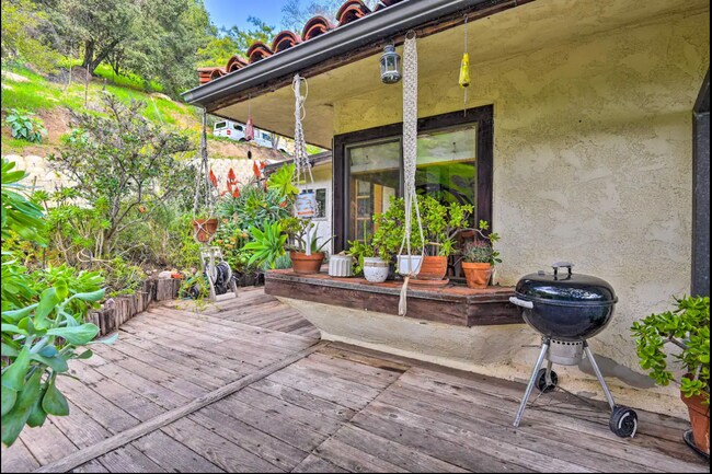 Building Photo - 750 Sky Line Trail