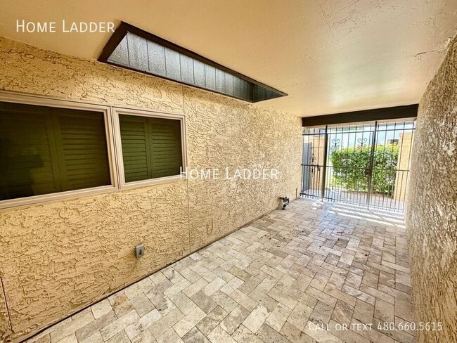 Building Photo - 8084 E Del Laton Dr