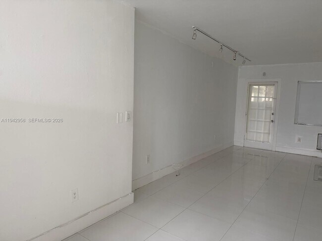 Building Photo - 825 Euclid Ave