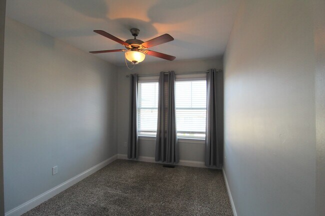 Building Photo - Spacious 3–4 Bedroom Townhome in Prime Loc...