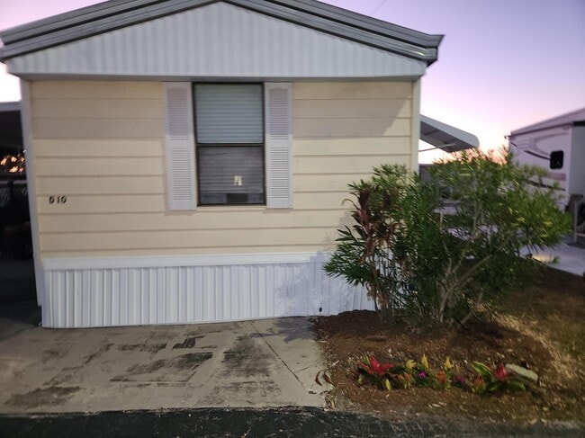 Building Photo - 2121 New Tampa Hwy