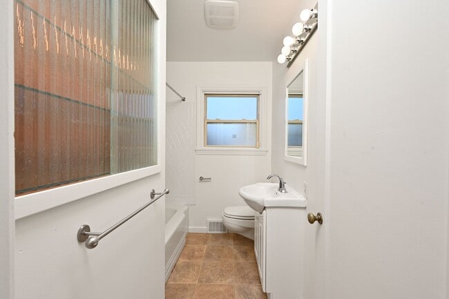 Building Photo - 3 Bedroom Home in Rainer Beach - Beautiful view over Lake Washington