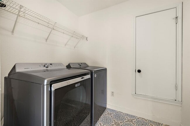 Building Photo - 3817 Tailfeather Dr