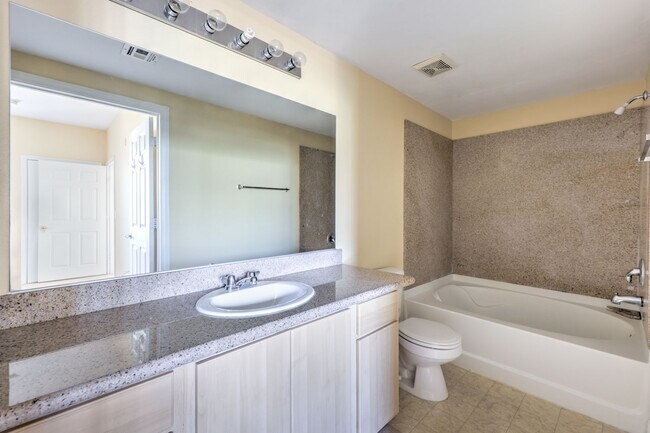 Building Photo - SW- 2 Bedroom Condo!