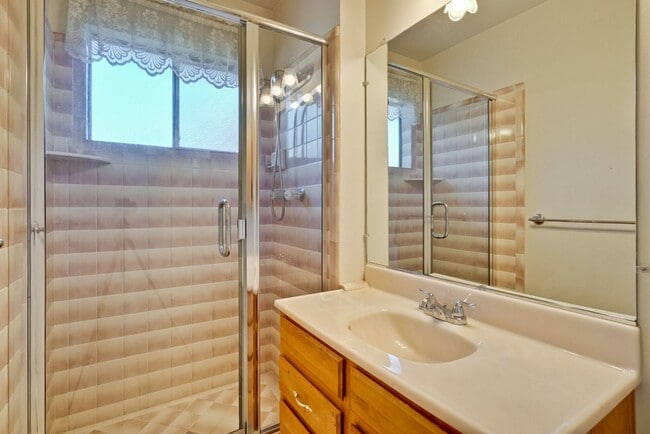 Building Photo - 1109 White Cliff Dr