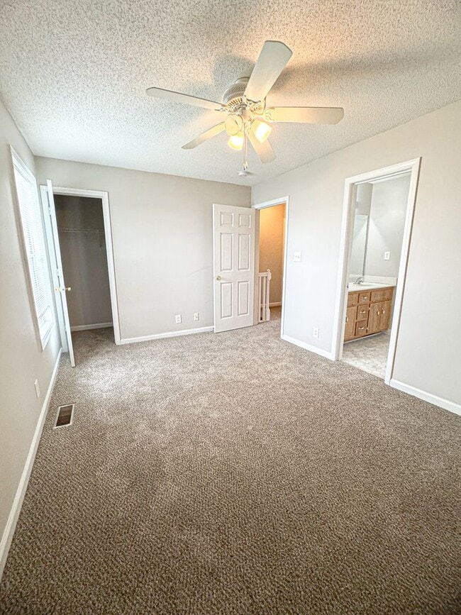 Building Photo - 205 Tree Line Dr