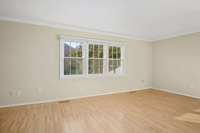 Building Photo - Charming Townhouse: Your New Home Awaits!