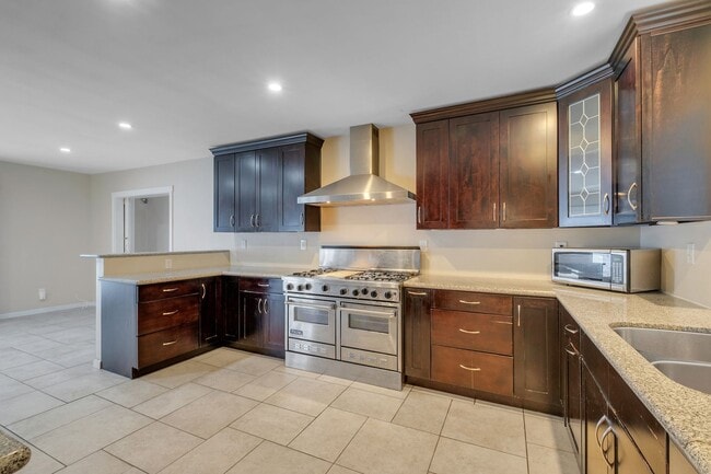 Building Photo - Charming 4 Bedroom / 3 Bathroom house in the lovely neighborhood of Lake View Terrace