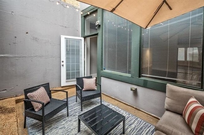 Building Photo - 1 bedroom, 1 bath updated condo in downtow...