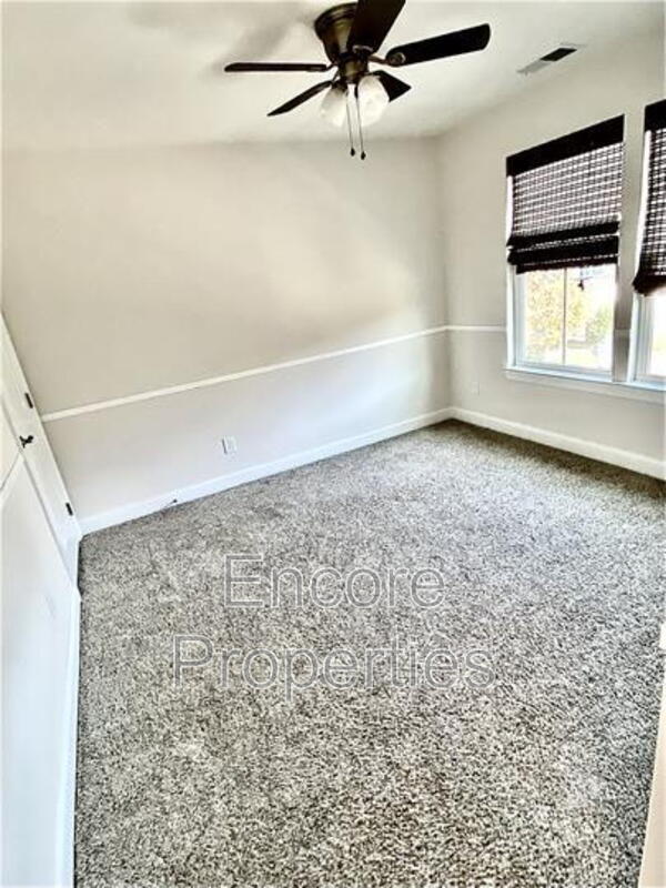Building Photo - 2057 Aventon Ln