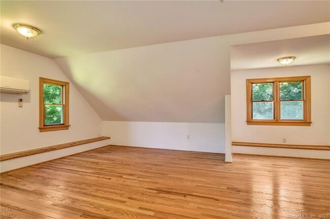 Building Photo - 10 Fernwood Rd